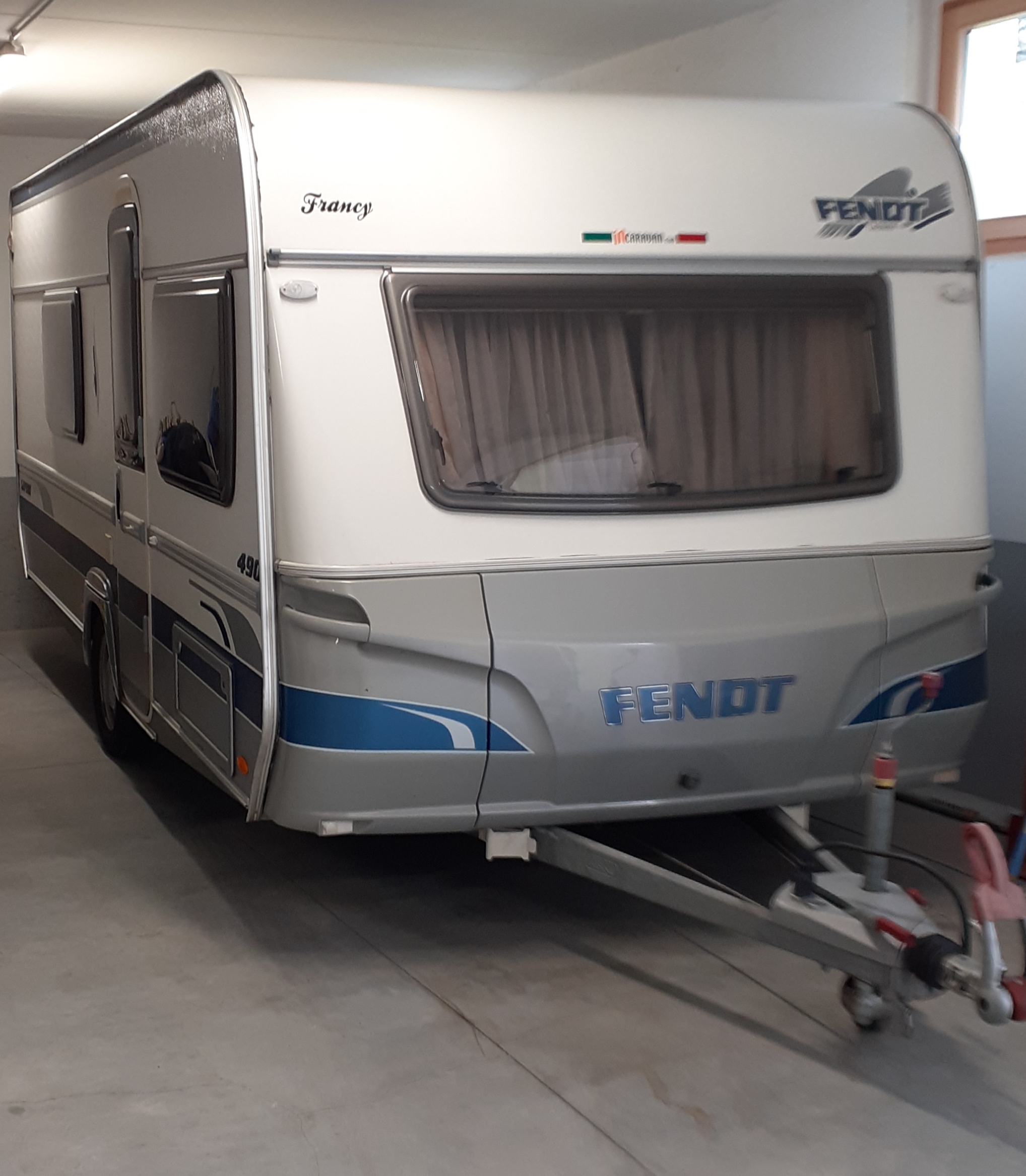 Caravan Fendt 490 Tkm del 2007 sempre rimessata in garage,camperizzata con batteria e caricabatteria professionale automatico,mover Enduro con avan zamento elettrico,tappeti originali,tendalino a sacchetto,5 posti letto e due tavoli...pianta molto pratica e confortevole...13000€ trattabili